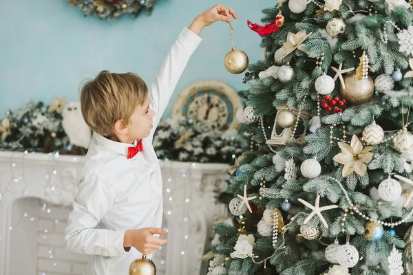 Ребенок Украшает Елку Дома Мальчик Вешает Рождественские Шары Ёлку Концепция — стоковое фото