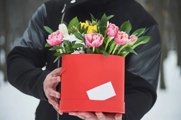 Mężczyznę Trzymającego Czerwone Pudełko Piękny Bukiet Kwitnących Kwiatów Romantyczne Chwile — Zdjęcie stockowe