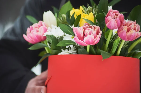 Pria Memegang Kotak Hadiah Merah Dengan Karangan Bunga Yang Indah — Stok Foto