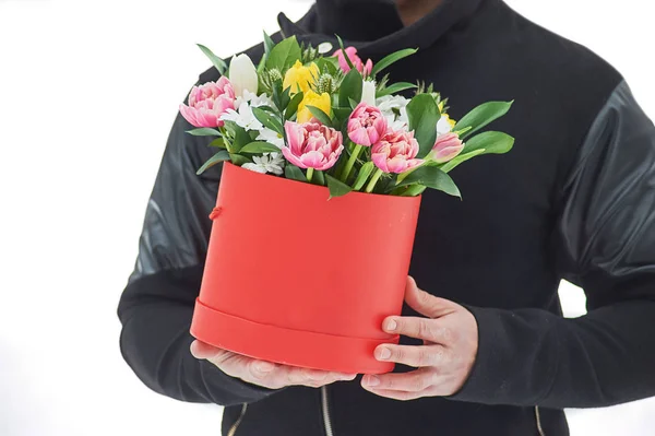 Pria Memegang Kotak Hadiah Merah Dengan Karangan Bunga Yang Indah — Stok Foto