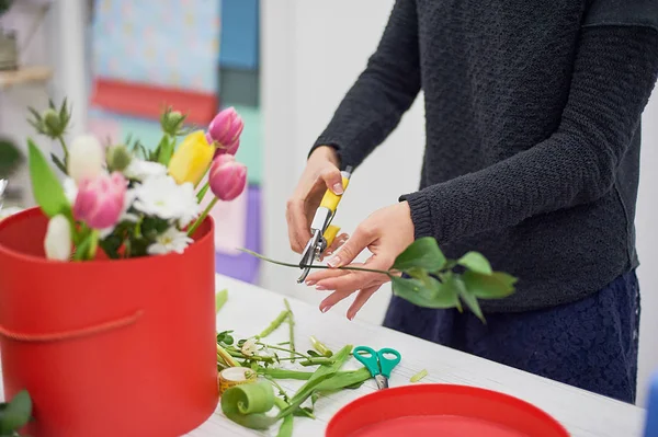 Mãos Fechadas Florista Com Flores Florista Segurando Buquê Florescendo Tulipas — Fotografia de Stock