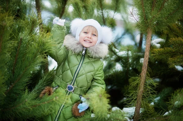 Κορίτσι Παίζει Χιονόμπαλες Αστείο Μικρό Κορίτσι Διασκεδάζοντας Στο Χειμερινό Πάρκο — Φωτογραφία Αρχείου