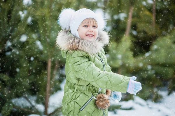 Chica Jugando Bolas Nieve Niña Divertida Divirtiéndose Parque Invierno Haciendo —  Fotos de Stock