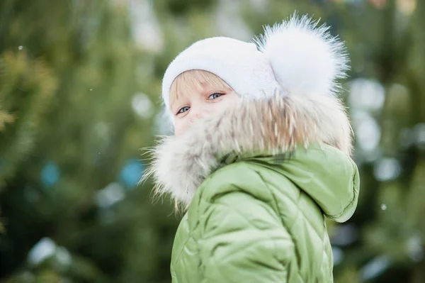 玩雪球的女孩有趣的小女孩在冬季公园玩的乐趣 让雪球快乐的女孩 冬天的女孩扔雪球在相机 — 图库照片