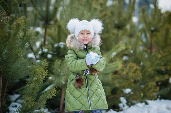 Κορίτσι Παίζει Χιονόμπαλες Αστείο Μικρό Κορίτσι Διασκεδάζοντας Στο Χειμερινό Πάρκο — Φωτογραφία Αρχείου
