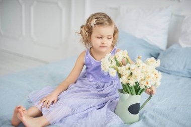 küçük kız bir buket bahar çiçekleri. Anne baba gün için mevcut olarak küçük şirin holding buket