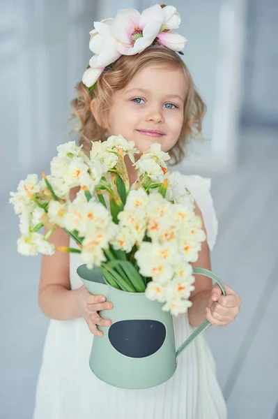 Girl Holding Narcissus Hands Adorable Smiling Little Girl Holding Flowers — Stock Photo, Image