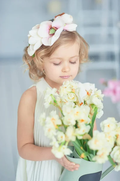 Girl Holding Narcissus Hands Adorable Smiling Little Girl Holding Flowers — Stock Photo, Image