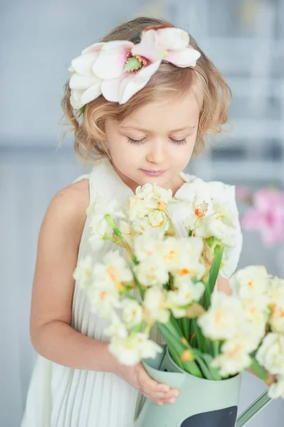 Girl Holding Narcissus Hands Adorable Smiling Little Girl Holding Flowers — Stock Photo, Image