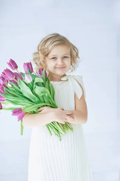 Girl Holding Narcissus Hands Adorable Smiling Little Girl Holding Flowers — Stock Photo, Image