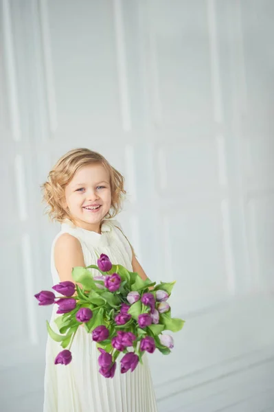 Meisje Bedrijf Narcissus Handen Schattige Lachende Meisje Houdt Van Bloemen — Stockfoto