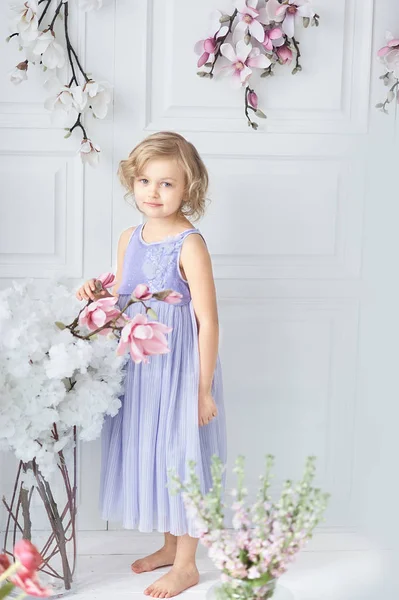 Petite Fille Avec Bouquet Fleurs Printemps Petit Bouquet Exploitation Mignon — Photo