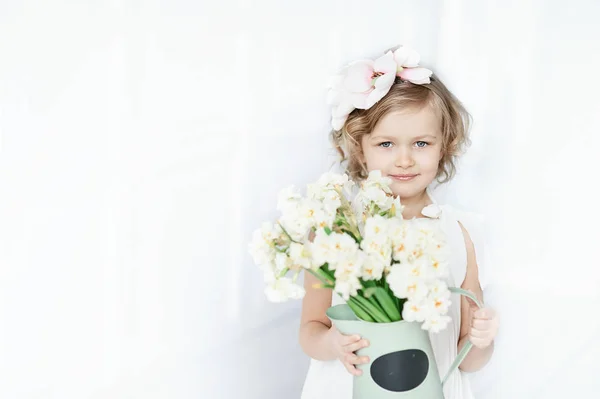 Girl Holding Narcissus Hands Adorable Smiling Little Girl Holding Flowers — Stock Photo, Image