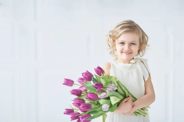 Girl Holding Tulips Hands Adorable Smiling Little Girl Holding Flowers — Stock Photo, Image