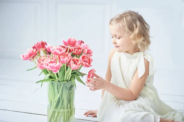 Girl Holding Tulips Hands Adorable Smiling Little Girl Holding Flowers — Stock Photo, Image