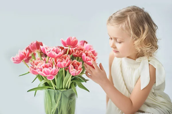 Дівчина Тримає Тюльпани Руках Чарівна Усміхнена Маленька Дівчинка Тримає Квіти — стокове фото
