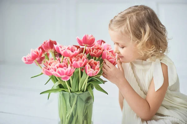 Girl Holding Tulips Hands Adorable Smiling Little Girl Holding Flowers — Stock Photo, Image