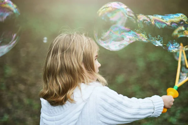 女孩玩巨大的肥皂泡 儿童吹大气泡 — 图库照片