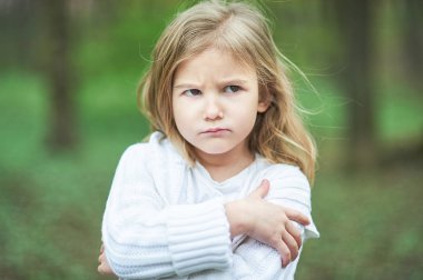 Üzgün mutsuz küçük kız portresi. Küçük üzgün çocuk yalnız. üzgün ve perişan kızgın yüz ifadesi