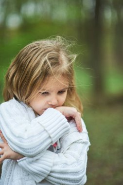 Üzgün mutsuz küçük kız portresi. Küçük üzgün çocuk yalnız. üzgün ve perişan kızgın yüz ifadesi