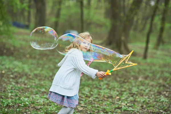 Mädchen Spielt Mit Riesiger Seifenblase Kind Bläst Große Blasen — Stockfoto