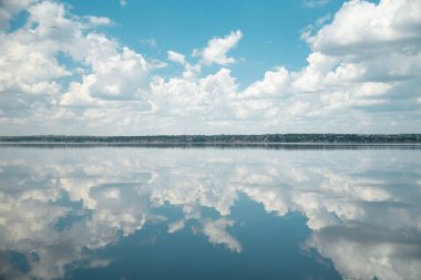 Harika manzara. Bulutlar ve nehir. Su ayna. bulutlu gökyüzü, doğa serisi ile mavi göl. bulutlar yolda