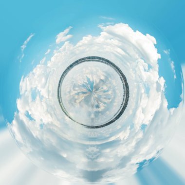 Harika manzara. Bulutlar ve nehir. Su ayna. bulutlu gökyüzü, doğa serisi ile mavi göl. Küresel panorama