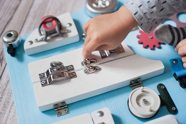 sevimli bebek bebek oyun meşgul tahtası ile evde. meşgul-yönetim kurulu için çocuklar için. çocukların eğitim oyuncakları. Ahşap masa oyunu. DIY busyboard