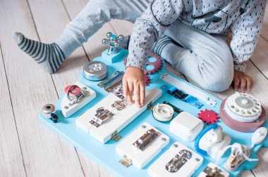 sevimli bebek bebek oyun meşgul tahtası ile evde. meşgul-yönetim kurulu için çocuklar için. çocukların eğitim oyuncakları. Ahşap masa oyunu. DIY busyboard