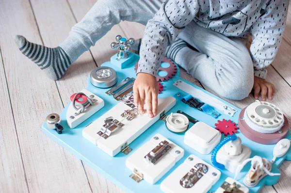 Lindo Bebé Pequeño Jugando Con Tablero Ocupado Casa Tabla Ocupada —  Fotos de Stock