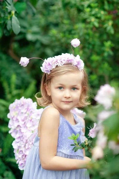 Menina Cheirando Flores Azáleas Azáleas Floridas Parque Menina Com Asas — Fotografia de Stock