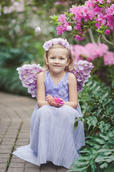 Dziewczyna Wąchanie Kwiatów Azalie Kwitnących Azalii Parku Dziewczyna Skrzydłami Fioletowy — Zdjęcie stockowe