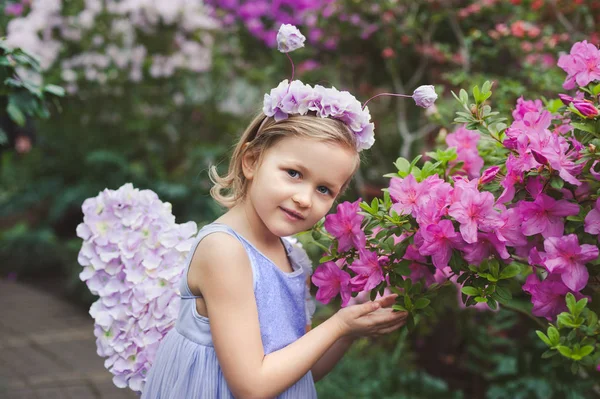 Menina Cheirando Flores Azáleas Azáleas Floridas Parque Menina Com Asas — Fotografia de Stock