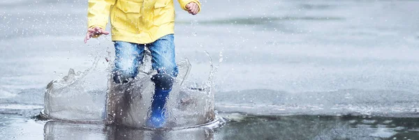 Uma Criança Molhada Está Pulando Uma Poça Diversão Rua Temperamento — Fotografia de Stock