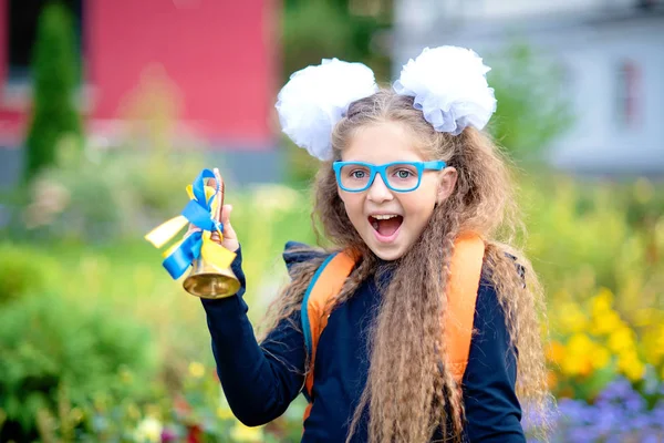 Porträtt Vacker Ung Skolflicka Bakgrunden Skolan Farväl Bell Dag Kunskap — Stockfoto