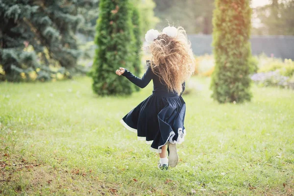 赤いリンゴの頭の上に立って幸せな学校の女の子の肖像画 別れの鐘 知識の日 学年の初め 感情的な肖像画幸せな休暇 — ストック写真