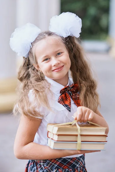 Portrét Krásné Mladé Prvňáček Sbohem Bell Den Znalostí Začátek Školního — Stock fotografie