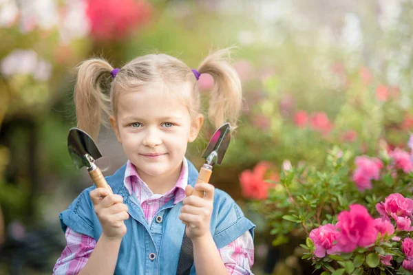 Νήπιο με καλάθι λουλούδι. κορίτσι εκμετάλλευση ροζ λουλούδια — Φωτογραφία Αρχείου