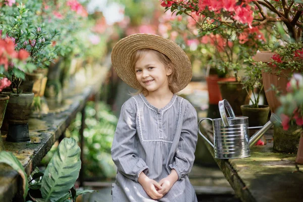 Тодлер з квітковим кошиком. дівчина тримає рожеві квіти — стокове фото