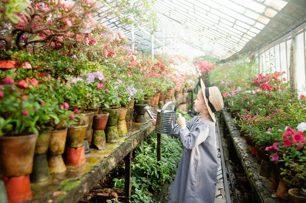 Småbarn med BLOMSTERKORG. flicka anläggning rosa blommor — Stockfoto