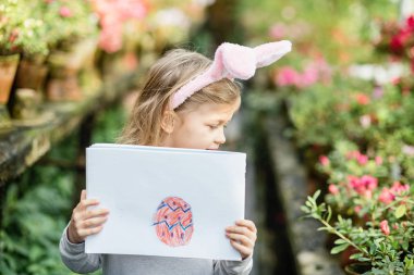 Paskalya bunny kulaklar Garden ile şirin komik kız. Paskalya kavramı. Paskalya yumurtası avı, gülen çocuk