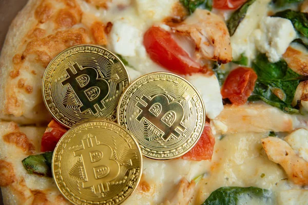 Bitcoin Pizza günü 22 Mayıs. Cryptocommunity tatil. pizza bitcoin ile satın alma kavramı.