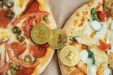 Bitcoin Pizza günü 22 Mayıs. Cryptocommunity tatil. pizza bitcoin ile satın alma kavramı.