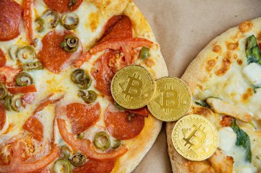 Bitcoin Pizza günü 22 Mayıs. Cryptocommunity tatil. pizza bitcoin ile satın alma kavramı.