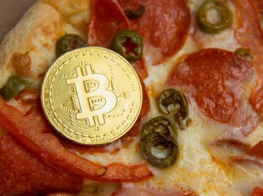 Bitcoin Pizza günü 22 Mayıs. Cryptocommunity tatil. pizza bitcoin ile satın alma kavramı.