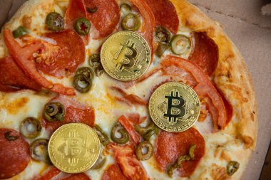Bitcoin Pizza günü 22 Mayıs. Cryptocommunity tatil. pizza bitcoin ile satın alma kavramı.
