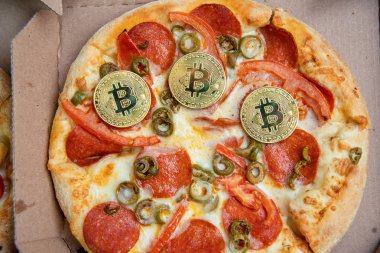 Bitcoin Pizza günü 22 Mayıs. Cryptocommunity tatil. pizza bitcoin ile satın alma kavramı.