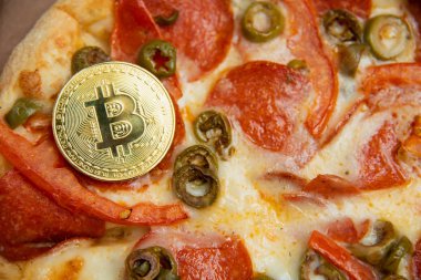 Bitcoin Pizza günü 22 Mayıs. Cryptocommunity tatil. pizza bitcoin ile satın alma kavramı.