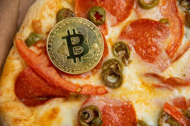 Bitcoin Pizza günü 22 Mayıs. Cryptocommunity tatil. pizza bitcoin ile satın alma kavramı.
