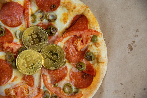 Bitcoin Pizza günü 22 Mayıs. Cryptocommunity tatil. pizza bitcoin ile satın alma kavramı.